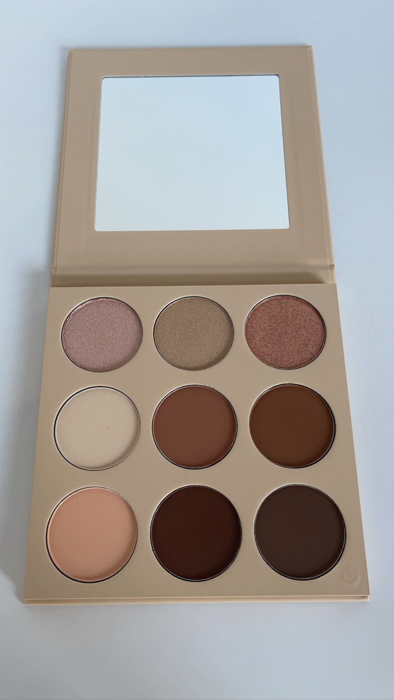 Aleong Artistry: Highlighter & Contour Palette